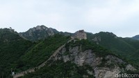 Tembok Besar China memiliki panjang 8.851 kilometer. Tak heran jika tembok ini termasuk dalam Tujuh Keajaiban Dunia dan masuk daftar Situs Warisan Dunia UNESCO (Raras Prawitaningrum/detikTravel)