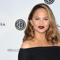 Chrissy Teigen mengaku mengalami baby blues setelah melahirkan anak pertama. Untuk menjaga moodnya pasca melahirkan anak kedua, istri John Legend itu mengaku memakan plasentanya. Dia mengaku merasa lebih bahagia setelah makan plasenta.  Foto: Istimewa