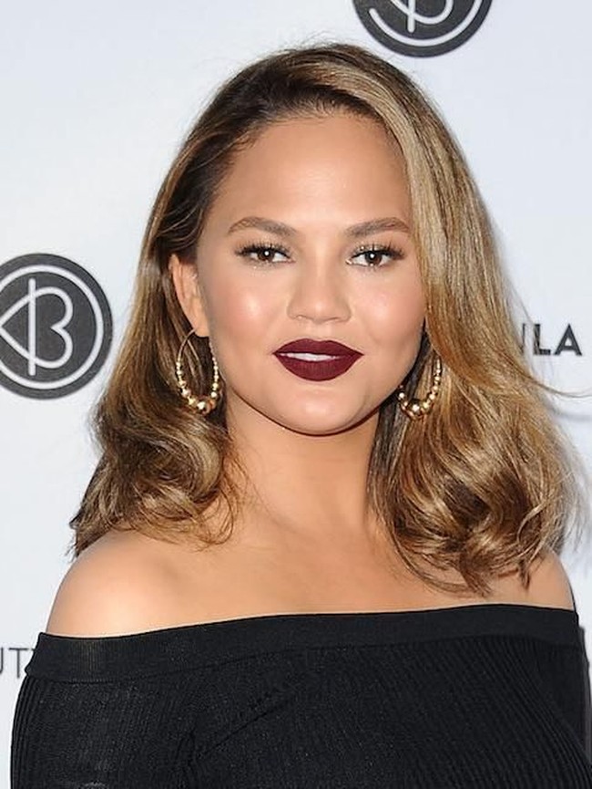 Chrissy Teigen mengaku mengalami baby blues setelah melahirkan anak pertama. Untuk menjaga moodnya pasca melahirkan anak kedua, istri John Legend itu mengaku memakan plasentanya. Dia mengaku merasa lebih bahagia setelah makan plasenta.  Foto: Istimewa