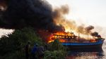 Asap Membubung Tinggi dari Kapal Terbakar di Pekalongan