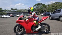 Zahri mengaku, dirinya memang hobi balapan. Sejak usia 8 tahun dia sudah mulai main motor. Tapi bukan naik motor di jalan raya ya, dia berlatih naik motor di lingkungan tertutup seperti sirkuit demi belajar menjadi pebalap sedari dini. Foto: Ridwan Arifin
