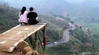 Inilah spot foto baru di Cukul Sunrise Point Pangalengan, Jwa Barat. Spot ini diberi nama Jalan Buntu. (Wisma/detikTravel)