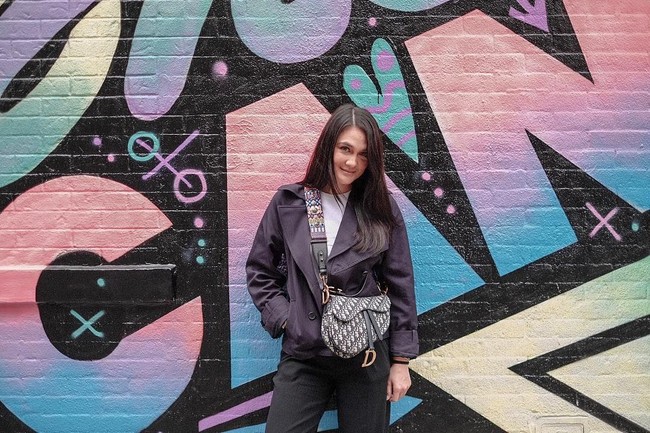 Dior Saddle Bag dari tahun 2000 awal kembali jadi tren di tahun ini. Dan Luna Maya pun tampil stylish dengan tas berharga Rp 34 jutaan tersebut saat berada di New York.Foto: Instagram