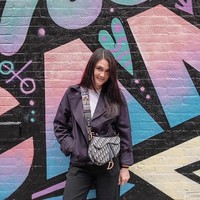 Dior Saddle Bag dari tahun 2000 awal kembali jadi tren di tahun ini. Dan Luna Maya pun tampil stylish dengan tas berharga Rp 34 jutaan tersebut saat berada di New York.Foto: Instagram