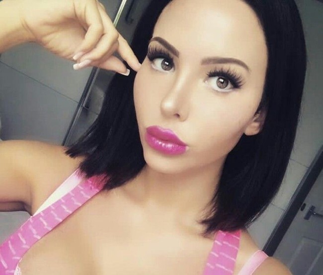 Star mengaku biaya pembesaran bokongnya tak murah, sekitar 15 ribu poundsterling atau Rp 290 juta. Star merasa dibodohi oleh dokternya karena tidak diberi tahu bahwa prosedur tersebut terbisa menyebabkan kematian. Foto: Dok. Instagram @StarDelguidice