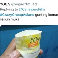 Biar masih bisa tetap irit, gunting kemasan sabun muka, atau kamu juga bisa isi sabun badan dan shampoo dengan air sehingga masih bisa digunakan untuk beberapa kali. Foto: Twitter
