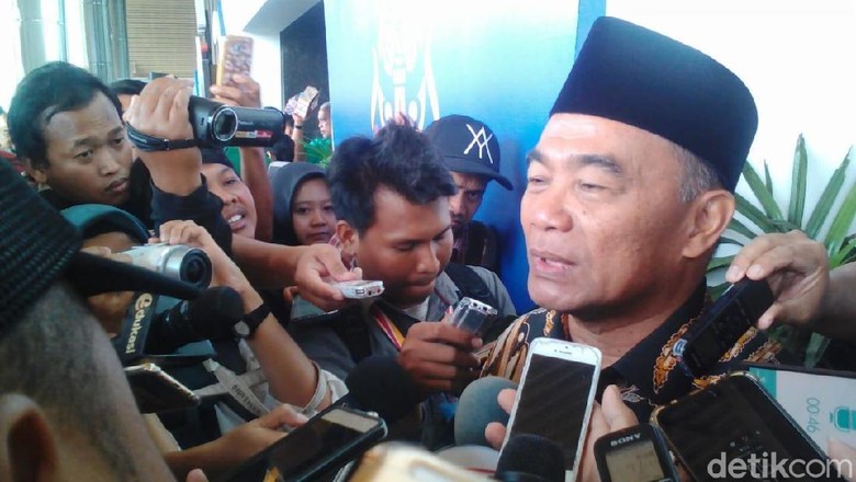 Mendikbud Minta Guru Honorer Tak Mogok Mengajar Mendikbud Minta Guru Honorer Tak Mogok Mengajar