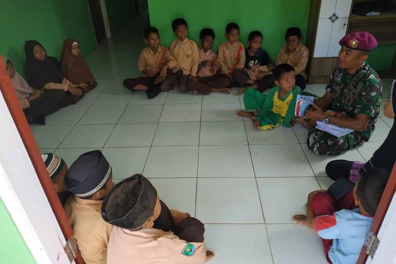 Marinir Mengajar Anak-anak TKI di Sekolah Tapal Batas Sebatik Marinir Mengajar Anak-anak TKI di Sekolah Tapal Batas Sebatik