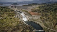 Dengan kapasitas tampung 979,5 juta meter kubik dan luas sekitar 5.000 hektar, waduk ini pun menjadi waduk terbesar kedua di Indonesia. Foto: AntaraFoto/Raisan Alfarisi