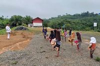 Marinir Mengajar Anak-anak TKI di Sekolah Tapal Batas Sebatik