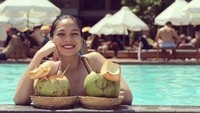 Profesi Mesty bukan hanya model saja. Ia adalah seorang dokter dan musisi. Mesty nampak ditemani es kelapa segar saat sedang berenang. Foto: Instagram mestyariotedjo