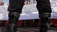 Pihak kepolisian pun dikerahkan untuk menjaga aksi demo tersebut.
