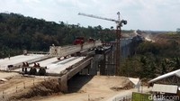 Para pekerja melakukan pengerjaan Jembatan Kali Kenteng di Kecamatan Susukan, Kabupaten Semarang. Pengerjaan itu adalah pemasangan girder.