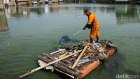Hingga kini kebersihan air di Kampung Apung terus dijaga. Petugas kebersihan dikerahkan untuk membersihkan sampah di Kampung Apung.