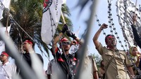 Massa aksi yang tergabung dalam Front Pembela Honorer Indonesia membawa serta spanduk, bendera dan poster untuk menyampaikan aspirasi mereka kepada Presiden Joko Widodo di Istana Merdeka, Jakarta.