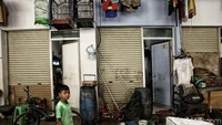 Menurut keterangan warga, mereka terpaksa tinggal di hunian sementara lantai dasar Rusun Muara karena tidak mendapatkan unit di rusun tersebut.