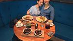 Romantis! Ini Mesty Ariotedjo dan Suami yang Hobi Makan Bareng
