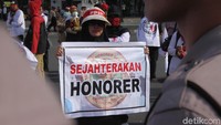 Massa menuntut untuk bertemu dengan Presiden Jokowi dan meminta dicabutnya Permenpan Nomor 36 Tahun 2018.