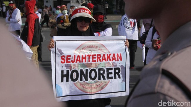 Tjahjo Kumolo Buka-bukaan Mau Hapus Tenaga Honorer