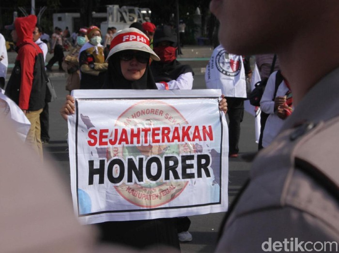 Sejumlah guru honorer menggelar unjuk rasa di depan Istana Merdeka, Jakarta. Para guru menuntut dihapuskannya Permenpan No. 36 Tahun 2018.