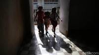 Beberapa anak melintas di salah satu ruangan di Wisma Ciliwung.