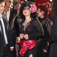 Kelly Osbourne tampil dengan gaun yang rumit dan aksesori yang aneh di tahun 2002. Foto: Getty Images