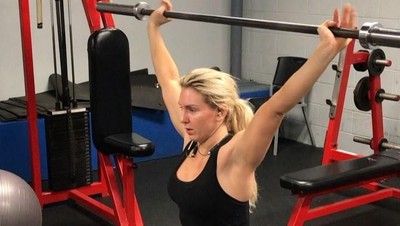 Kekarnya Pegulat Cantik Charlotte Flair Saat Tampil di Arena WWE