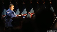 Susilo Bambang Yudhoyono menyinggung soal pemberitaan media asing Hong Kong, Asia Sentinel, terkait kasus Bank Century. Merasa difitnah, dia bertekad mengejarnya hingga ke ujung dunia. 
