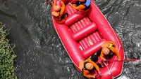 Tapi jangan takut, rafting di sini cukup aman kok. Buktinya, ada cukup banyak emak-emak yang ikutan. (dok. Dinas Pariwisata Aceh)