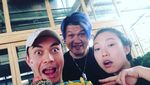 Tampannya Henry Golding Crazy Rich Asians, Saat Makan Chilli Crab