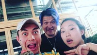 Black burger dengan kentang goreng, onion rings, serta saus mayo jadi menu makan siang Henry ditemani dengan salah satu rekannya Awkwafina. Foto: Instagram @henrygolding