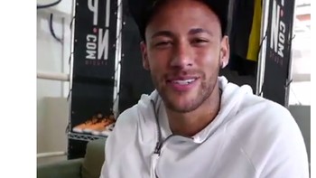 Neymar antusias memperkenalkan komik berisikan dirinya tersebut. (Foto: Twitter)