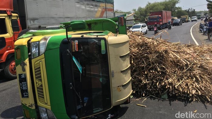 Truk Muat Tebu Terguling Setelah Ditabrak Bus di Bypass Mojokerto