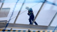 Jumlah pekerja dalam proyek Skybridge ini pun ditambah untuk menyelesaikan pembangunan jembatan multiguna tersebut. Total telah ada 100 orang yang bekerja sepanjang hari untuk mempercepat pengerjaan proyek Skybridge ini.