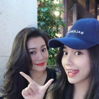 Bagaimana bisa dia terlihat begitu mewah dan elegan. Lihatlah senyumannya, alami dan membuatku hidup. Sangat beruntung jika memiliki teman sekolah yang begitu cantik, komentar netizen. Foto: Weibo