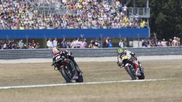 ASSEN, NETHERLANDS - JULY 01:  Johann Zarco of France and Monster Yamaha Tech 3 leads Cal Crutchlow of Great Britain and LCR Honda  during the MotoGp race during the MotoGP Netherlands - Race on July 1, 2018 in Assen, Netherlands.  (Photo by Mirco Lazzari gp/Getty Images)