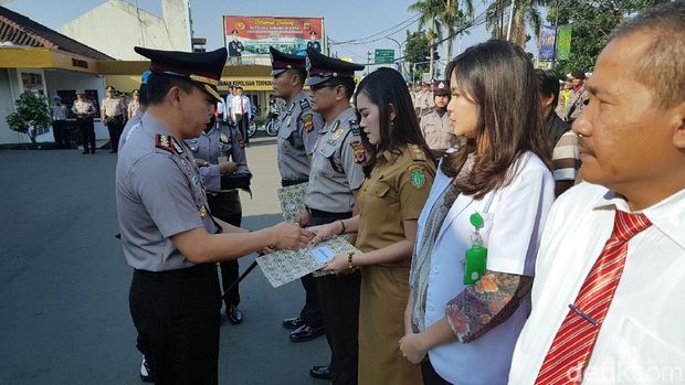 Warga yang Bantu Kecelakaan Bus di Sukabumi Diberi Penghargaan