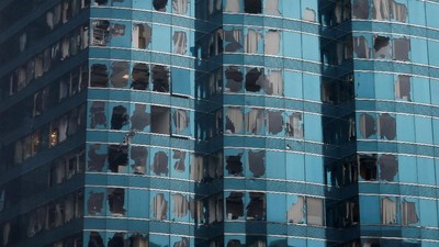 Diterjang Topan Mangkhut, Gedung Ini Bolong-bolong