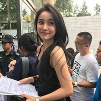 Ini Lin Boyang, seorang mahasiswa baru yang jadi perbincangan di Weibo dan media sosial China karena kecantikan yang dimilikinya. Foto: Weibo