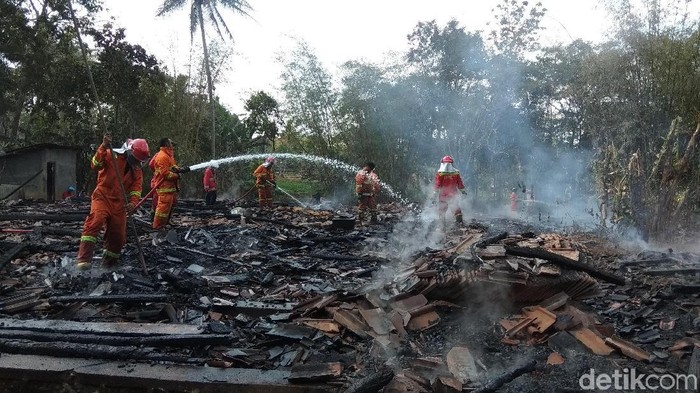 Diduga Berawal dari Api Tungku, 7 Rumah di Semarang Ludes Terbakar