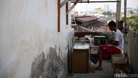 Pemprov DKI diketahui menganggarkan pembangunan shelter untuk warga Bukit Duri dalam APBD-P DKI 2018. Tapi anggaran Rp 5,98 miliar itu dicoret dengan alasan kesulitan mencari lahan. Dengan begitu, peluang anggaran pembangunan shelter warga Bukit Duri ada di APBD DKI 2019.