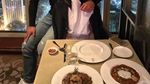 Romantis! Ini Mesty Ariotedjo dan Suami yang Hobi Makan Bareng