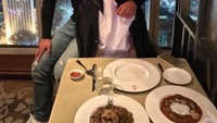 Nggak kalah romantis, momen makan malam berdua dengan pemandangan ketinggian jadi pilihan Mesty dan suami. Mereka makan apa ya? Hihihi... Foto: Instagram mestyariotedjo