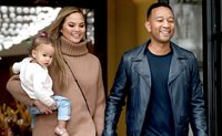 Cegah Depresi Pasca Melahirkan, Chrissy Teigen Makan Plasenta Sendiri