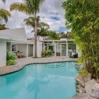 Taman dengan kolam renang yang luas, bisa dijadikan area rekreasi privat jika ingin melepas lelah. Foto: Dok. Trulia, Dok. Sothebys International Realty