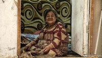 Saat ini mereka hanya bisa pasrah dan menunggu janji pemprov DKI tentang relokasi hunia sementara Rusun Muara Baru tersebut.