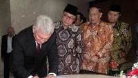 President of the Senate Republik Ceko Mulan Stech mengisi buku daftar tamu.