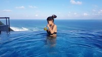 Dinar Candy sering memamerkan momen kulineran lewat akun instagramnya. Seperti saat santai menikmati segelas orange juice di kolam renang dengan pemandangan pantai. Foto: instagram @dinar_candy