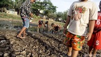 Empang kering itu pun berubah menjadi taman bermain baru bagi anak-anak Koja, Jakarta Utara.
