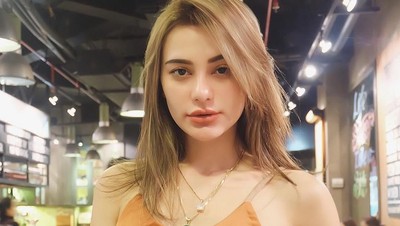 Pesona Nora Alexandra, Model Cantik yang Punya Bibir Seksi